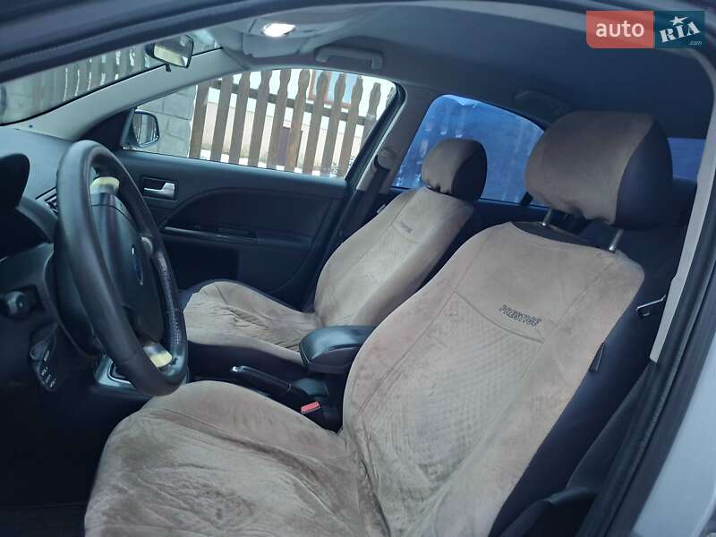 Седан Ford Mondeo 2004 в Мостиске