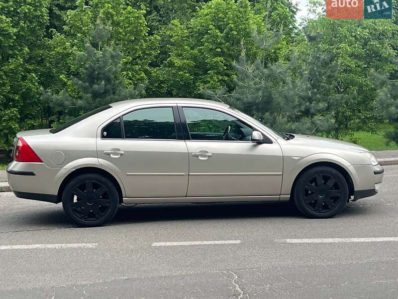 Седан Ford Mondeo 2004 в Киеве