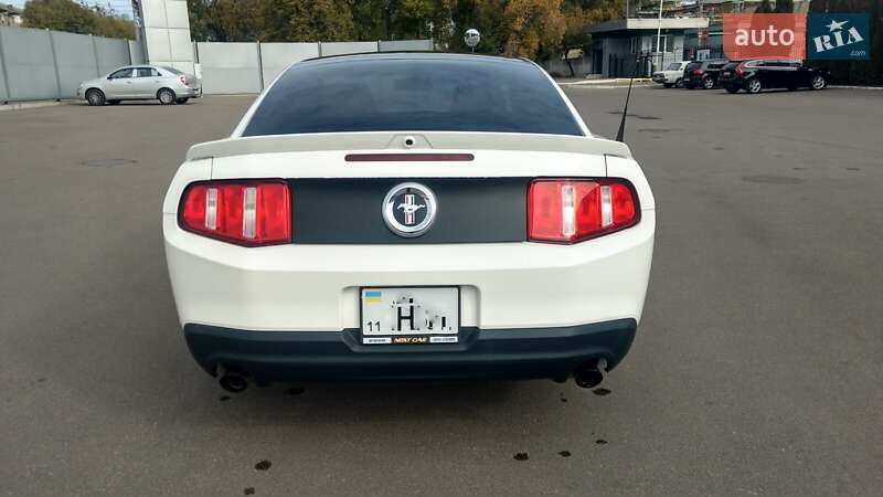 Купе Ford Mustang 2011 в Киеве