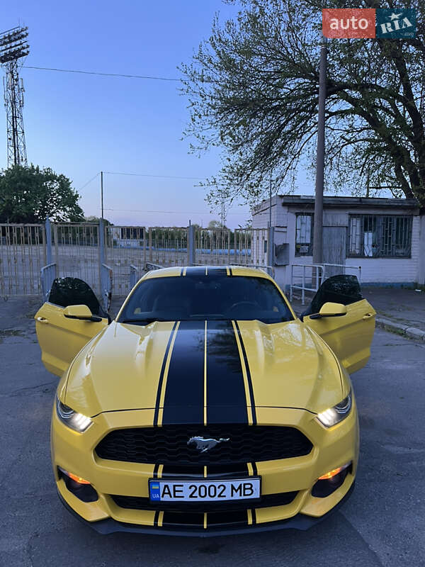 Купе Ford Mustang 2015 в 