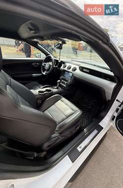 Кабриолет Ford Mustang 2016 в 