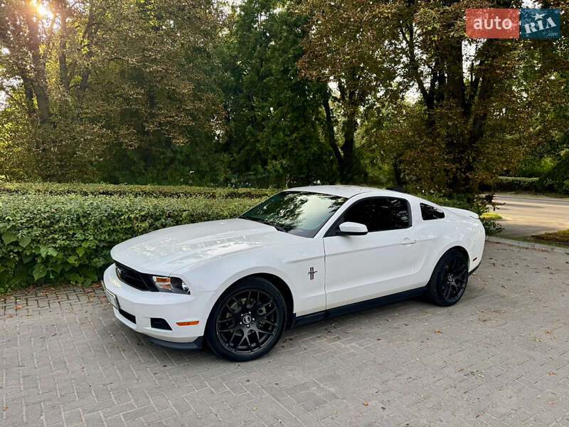 Купе Ford Mustang 2011 в Львове