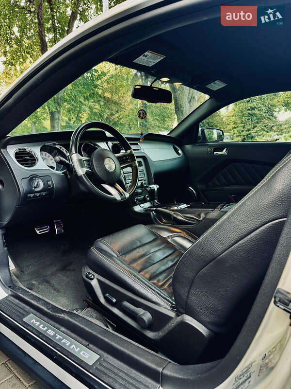 Купе Ford Mustang 2011 в Львове