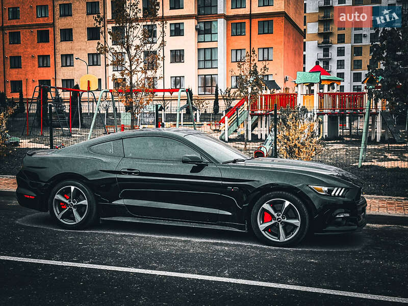 Купе Ford Mustang 2015 в 