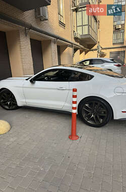 Купе Ford Mustang 2015 в 