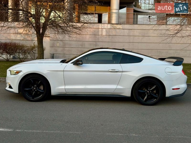 Купе Ford Mustang 2015 в Киеве фото 3 Купе Ford Mustang 2015 в Киеве