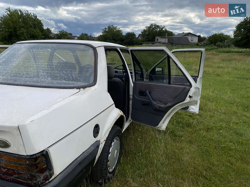 Седан Ford Orion 1987 в Остроге