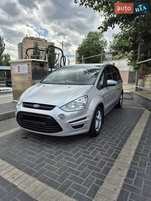 Минивэн Ford S-Max 2011 в 