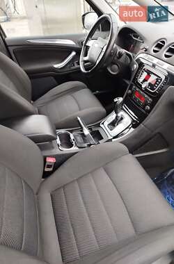 Минивэн Ford S-Max 2013 в Вишневом