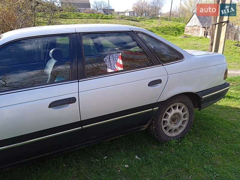 Седан Ford Taurus 1990 в Солоному фото 3 Седан Ford Taurus 1990 в Солоному