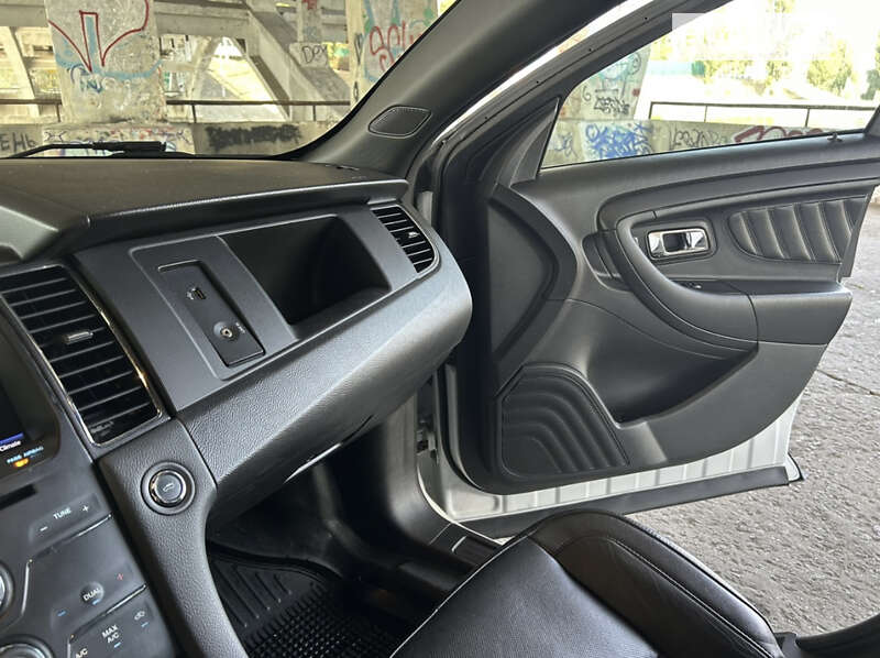 Седан Ford Taurus 2017 в Ужгороді