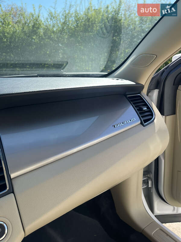 Седан Ford Taurus 2018 в Дрогобыче