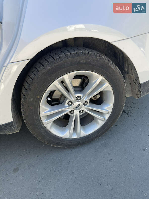 Седан Ford Taurus 2018 в Дрогобыче