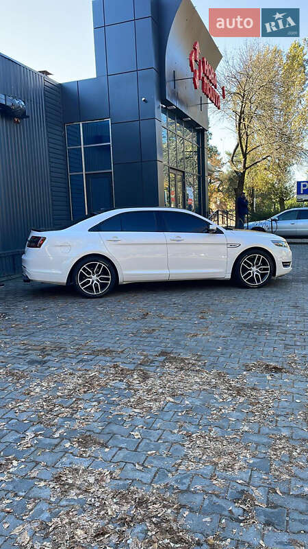 Седан Ford Taurus 2018 в Ровно