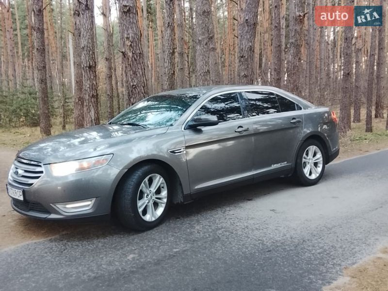 Седан Ford Taurus 2012 в Білогородці