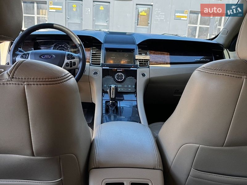 Седан Ford Taurus 2017 в Виннице