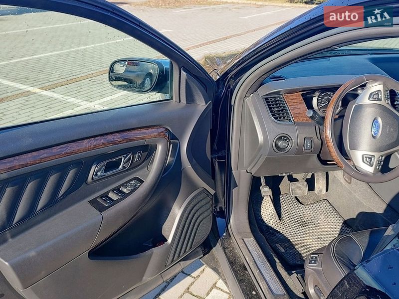 Седан Ford Taurus 2016 в Львове
