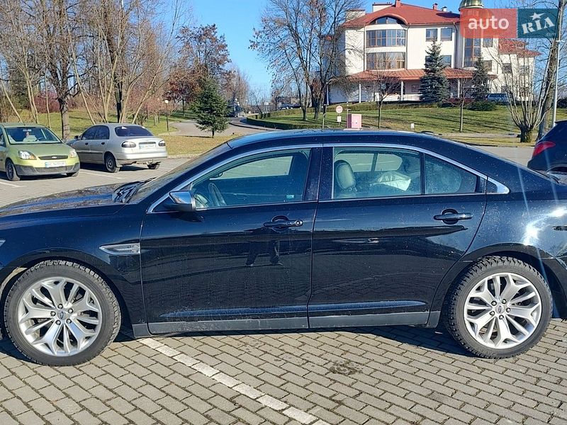 Седан Ford Taurus 2016 в Львове