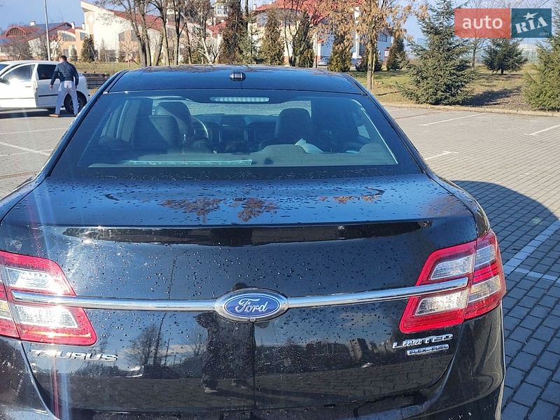 Седан Ford Taurus 2016 в Львове