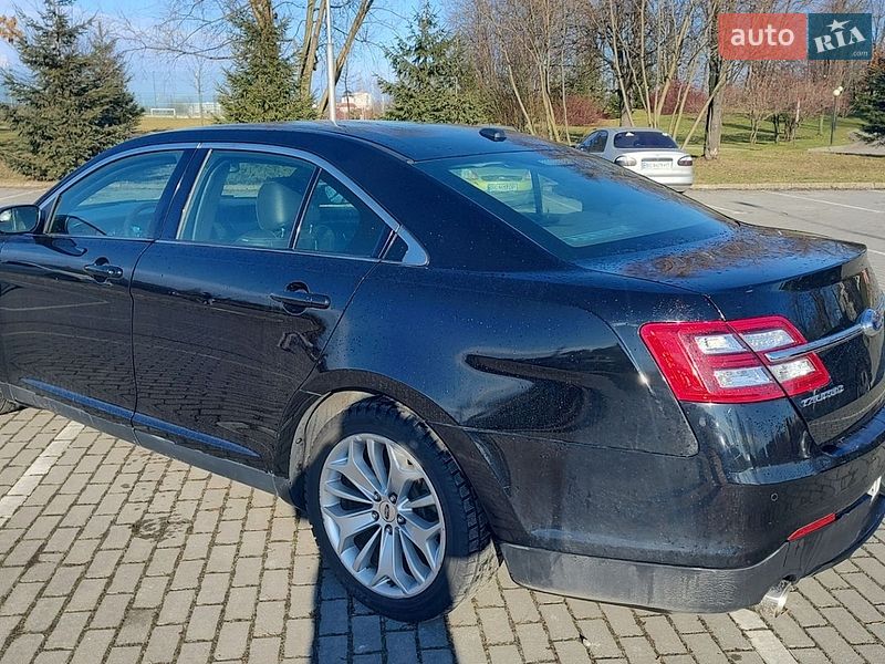Седан Ford Taurus 2016 в Львове