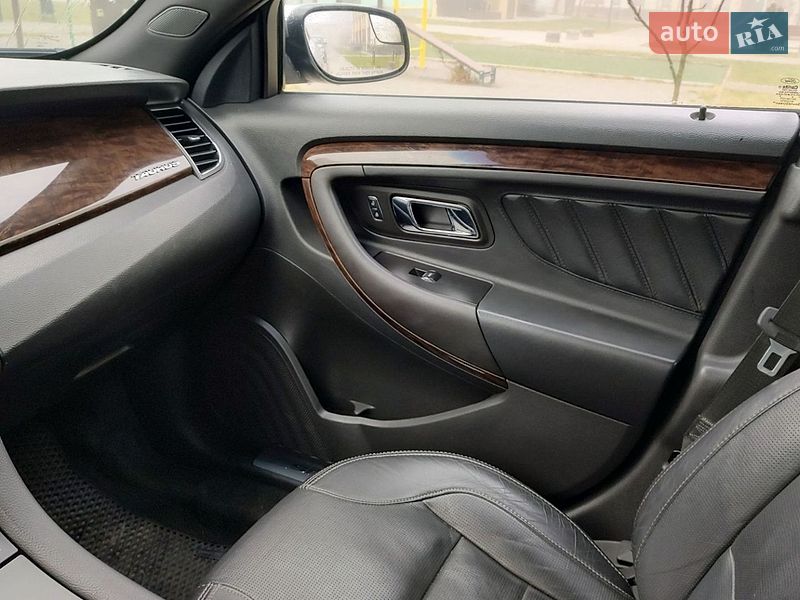 Седан Ford Taurus 2016 в Львове