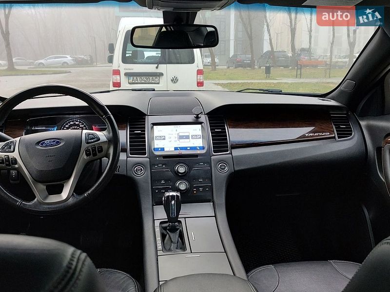 Седан Ford Taurus 2016 в Львове