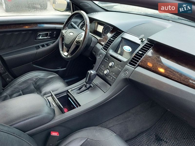 Седан Ford Taurus 2016 в Львове