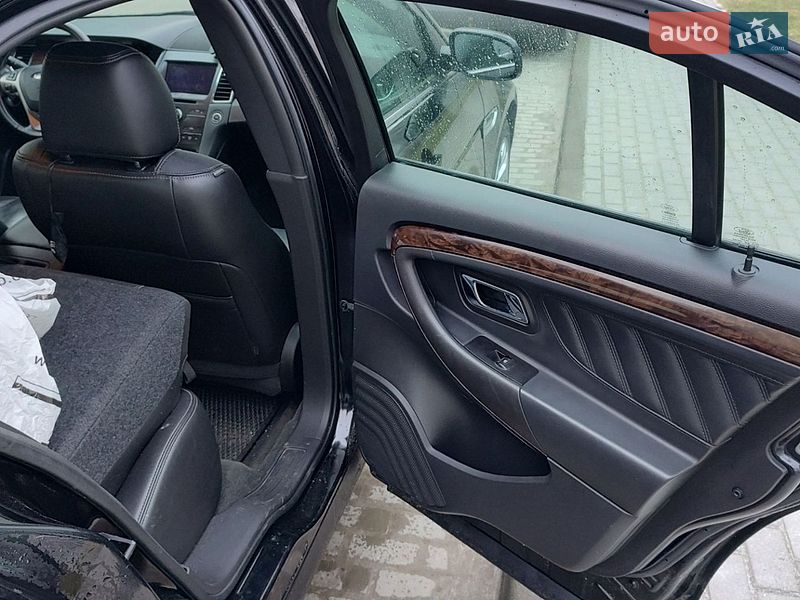 Седан Ford Taurus 2016 в Львове
