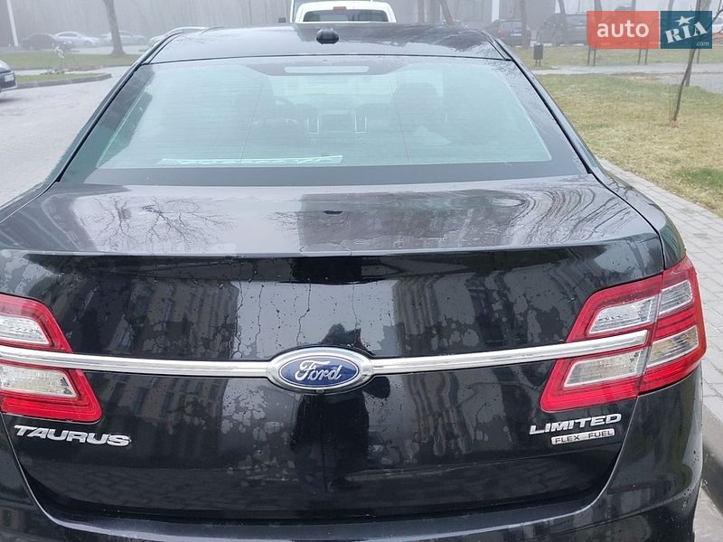 Седан Ford Taurus 2016 в Львове