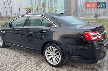 Седан Ford Taurus 2016 в Львове