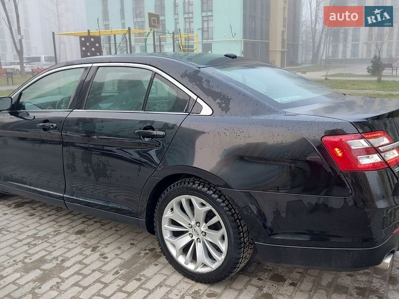 Седан Ford Taurus 2016 в Львове