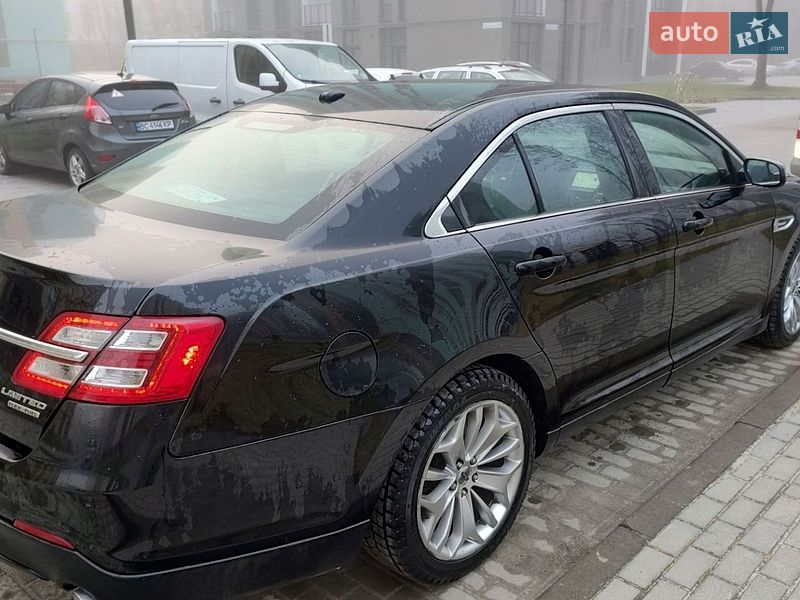 Седан Ford Taurus 2016 в Львове