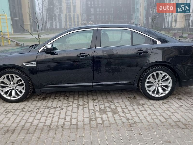 Седан Ford Taurus 2016 в Львове