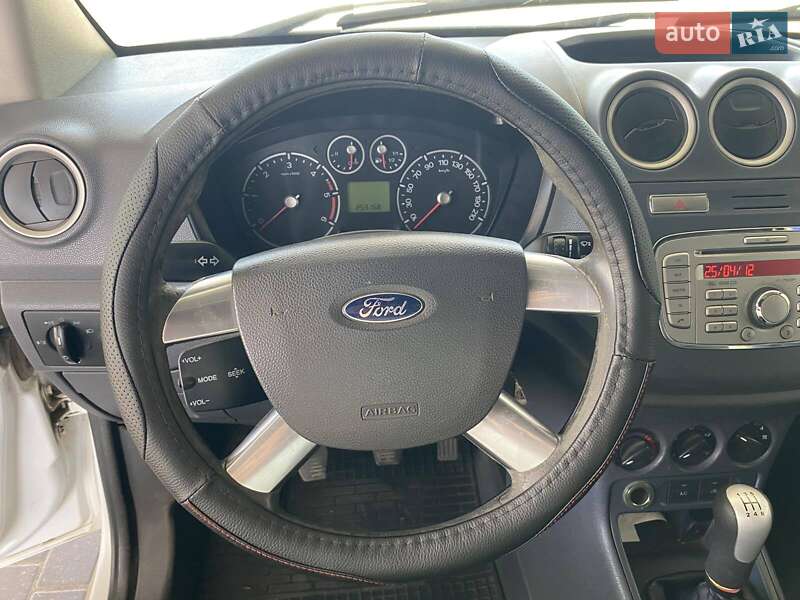 Минивэн Ford Tourneo Connect 2012 в Николаеве