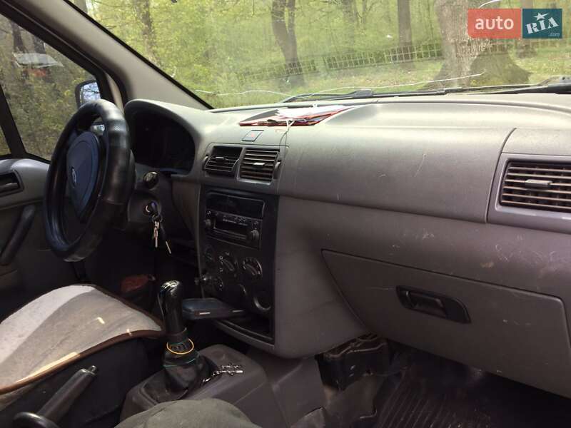Мінівен Ford Transit Connect 2005 в Чернівцях