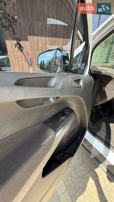 Вантажний фургон Ford Transit Courier 2014 в Чернівцях