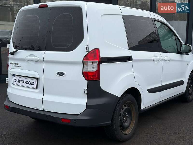 Грузовой фургон Ford Transit Courier 2015 в Киеве