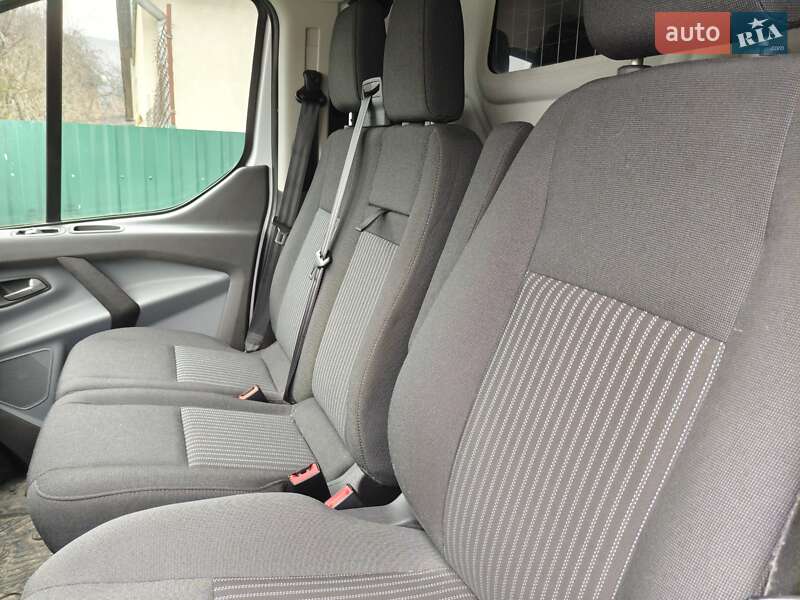 Вантажний фургон Ford Transit Custom 2017 в Міжгір'ї