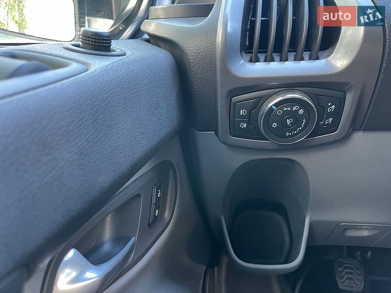 Вантажний фургон Ford Transit Custom 2015 в Дніпрі