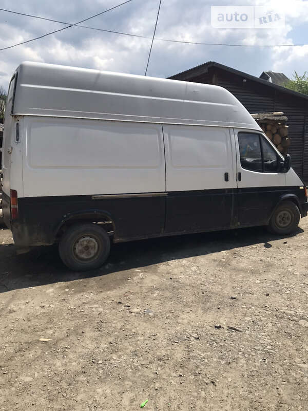 Грузовой фургон Ford Transit 1999 в Рахове