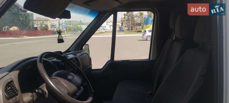 Вантажний фургон Ford Transit 2005 в Любомлі