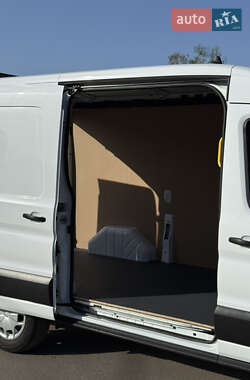 Грузовой фургон Ford Transit 2020 в 