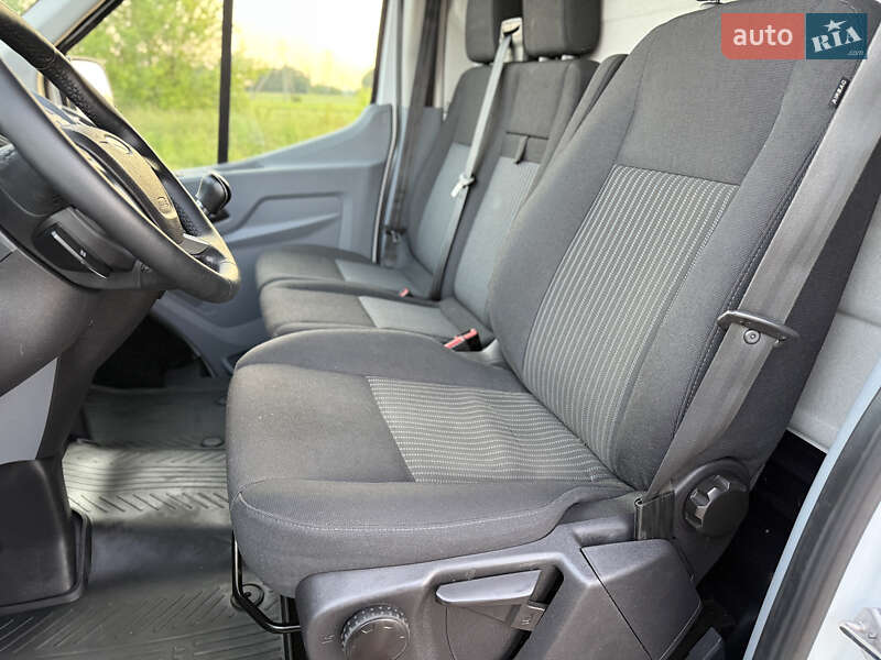 Вантажний фургон Ford Transit 2017 в Радивиліві