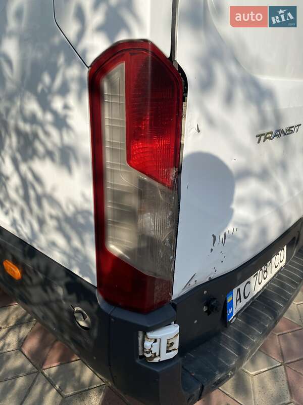 Вантажний фургон Ford Transit 2015 в Луцьку