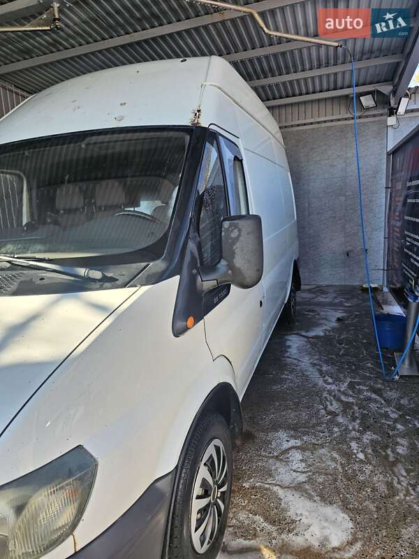 Грузовой фургон Ford Transit 2004 в Новоднестровске
