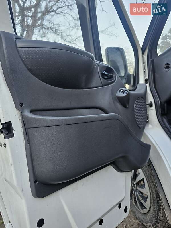 Грузовой фургон Ford Transit 2004 в Новоднестровске