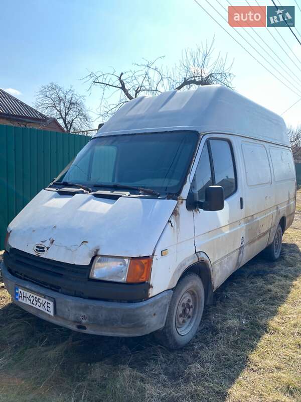 Грузовой фургон Ford Transit 1989 в Александрие