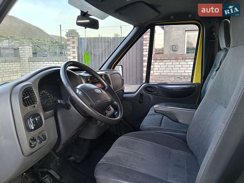 Вантажопасажирський фургон Ford Transit 2002 в Миколаєві