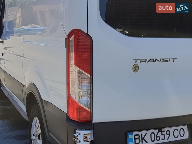 Вантажний фургон Ford Transit 2015 в Кореці
