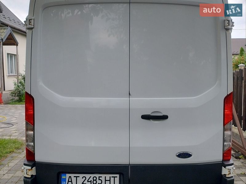 Вантажний фургон Ford Transit 2015 в Івано-Франківську